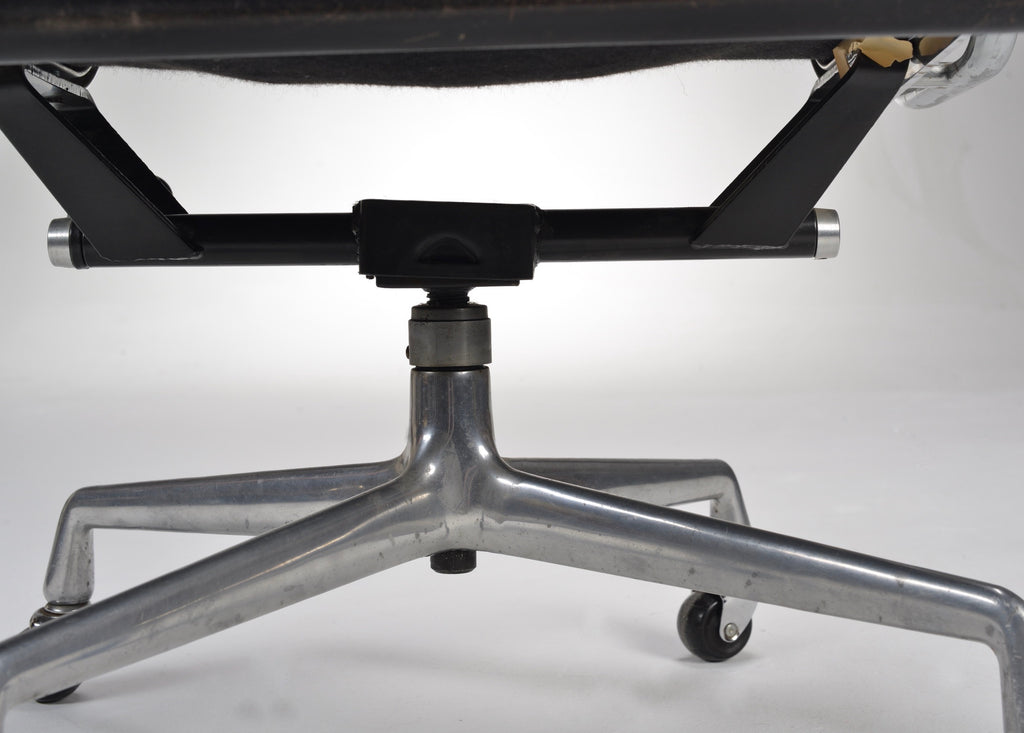 Herman Miller Eames Soft Pad Management Desk Chair