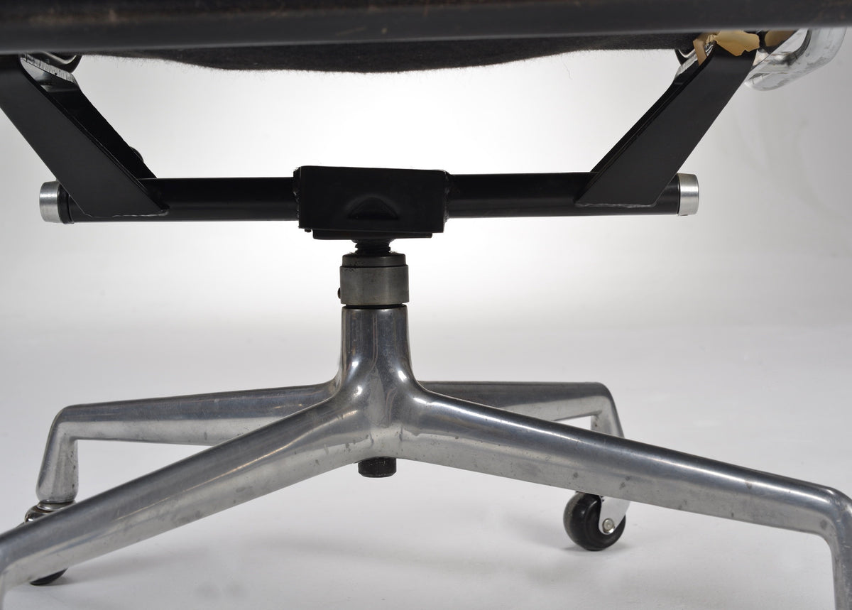 Herman Miller Eames Soft Pad Management Desk Chair