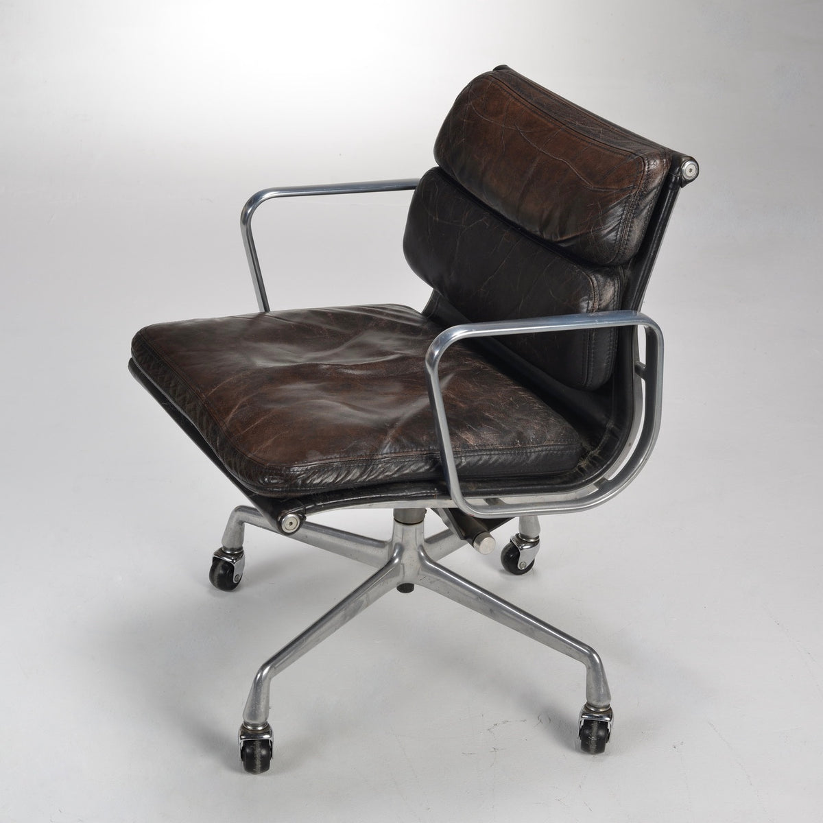 Herman Miller Eames Soft Pad Management Desk Chair