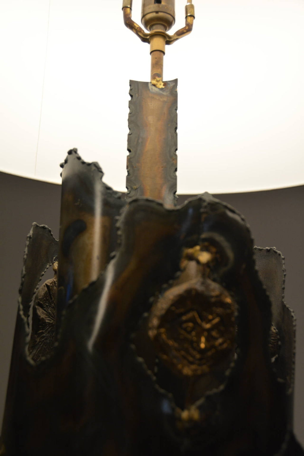 Tom Greene style Brutalist brass and bronze table lamp detail 5