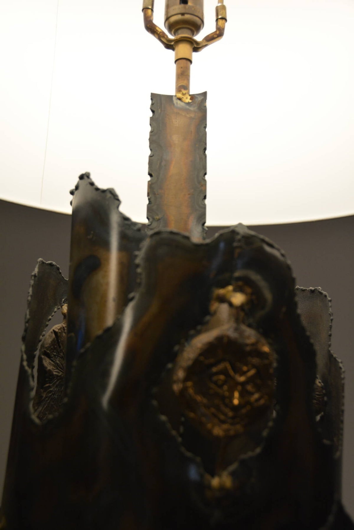 Tom Greene style Brutalist brass and bronze table lamp detail 5